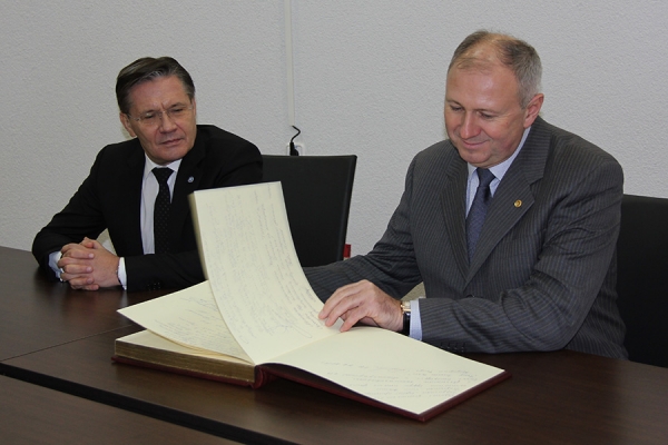 Премьер-министр Республики Беларусь и глава «Ростатома» оставили запись в книге почетных гостей Белорусской АЭС