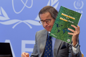 Гендиректор МАГАТЭ Рафаэль Гросси с новой брошюрой «Атомная энергия для безуглеродного мира» (фото МАГАТЭ)