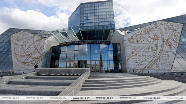 "Палитра весны". В Национальной библиотеке открылась выставка ко Дню женщин