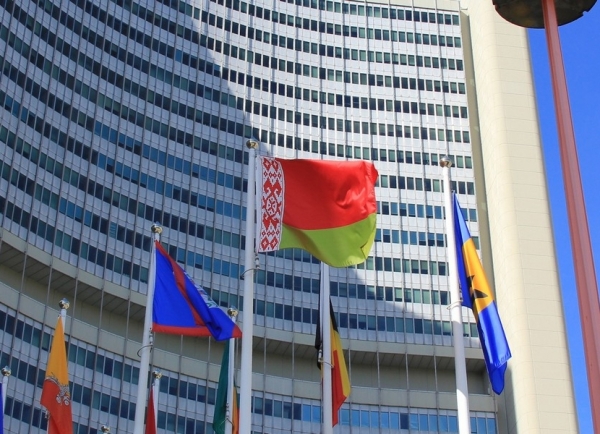 Флаг Республики Беларусь у здания МАГАТЭ