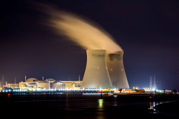 Макрон заявил о планах запуска во Франции новых атомных реакторов к 2035 году