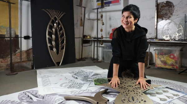 Хрупкая женщина в огнеупорных рукавицах. Познакомились с белоруской-кузнецом